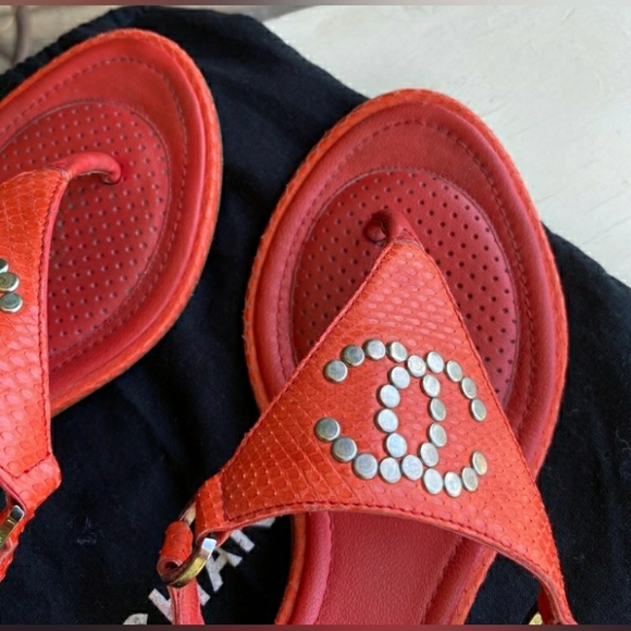 COPY - CHANEL CORAL LEATHER/SILVER CC LOGO EMBELLISHED PADDED THONG SANDAL | 3… - Picture 6 of 7